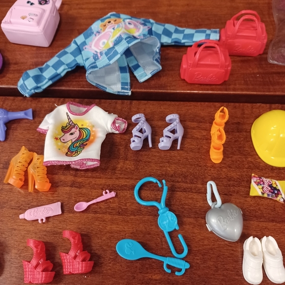 Barbie Accessory Bundle - Crutches, Shoes, Backpack And More! - Picture 5 of 8